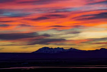 Landslagsmynd af fjöllum við sólarlag.